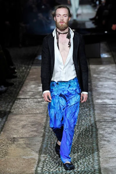 Look 32